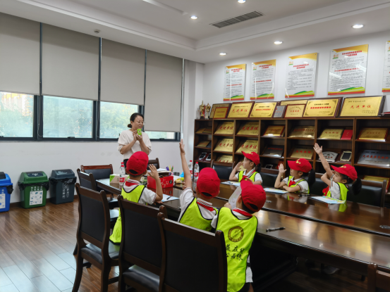 杭州华丰社区：垃圾分类小课堂 让孩子们学以致用